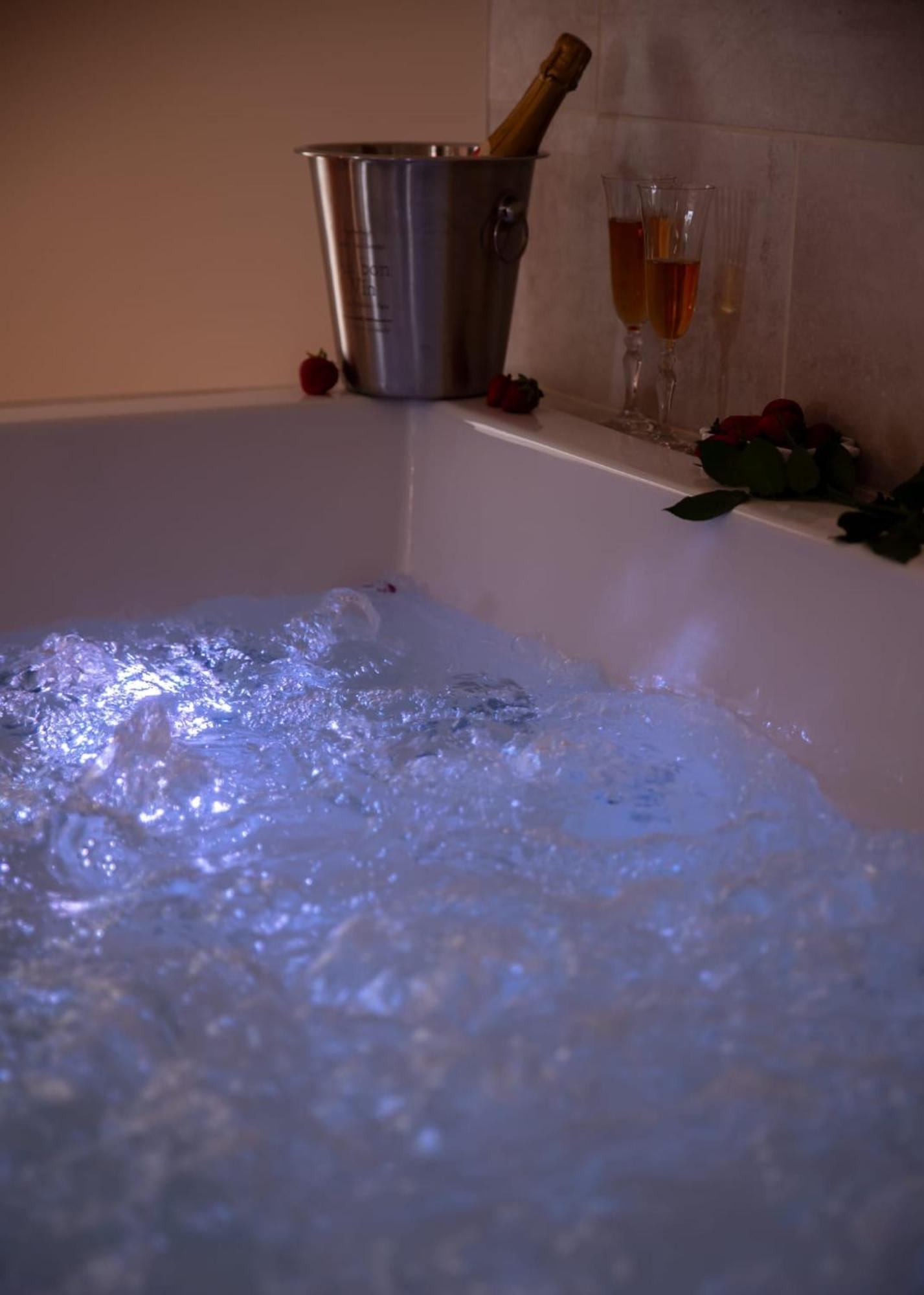 Le Mas Aux Amoureux , Suite Romantique Et Spa Le Barcarès المظهر الخارجي الصورة